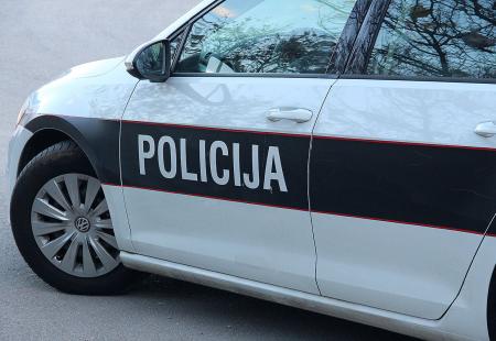 https://storage.bljesak.info/article/303765/450x310/Mostar policija auto.jpg